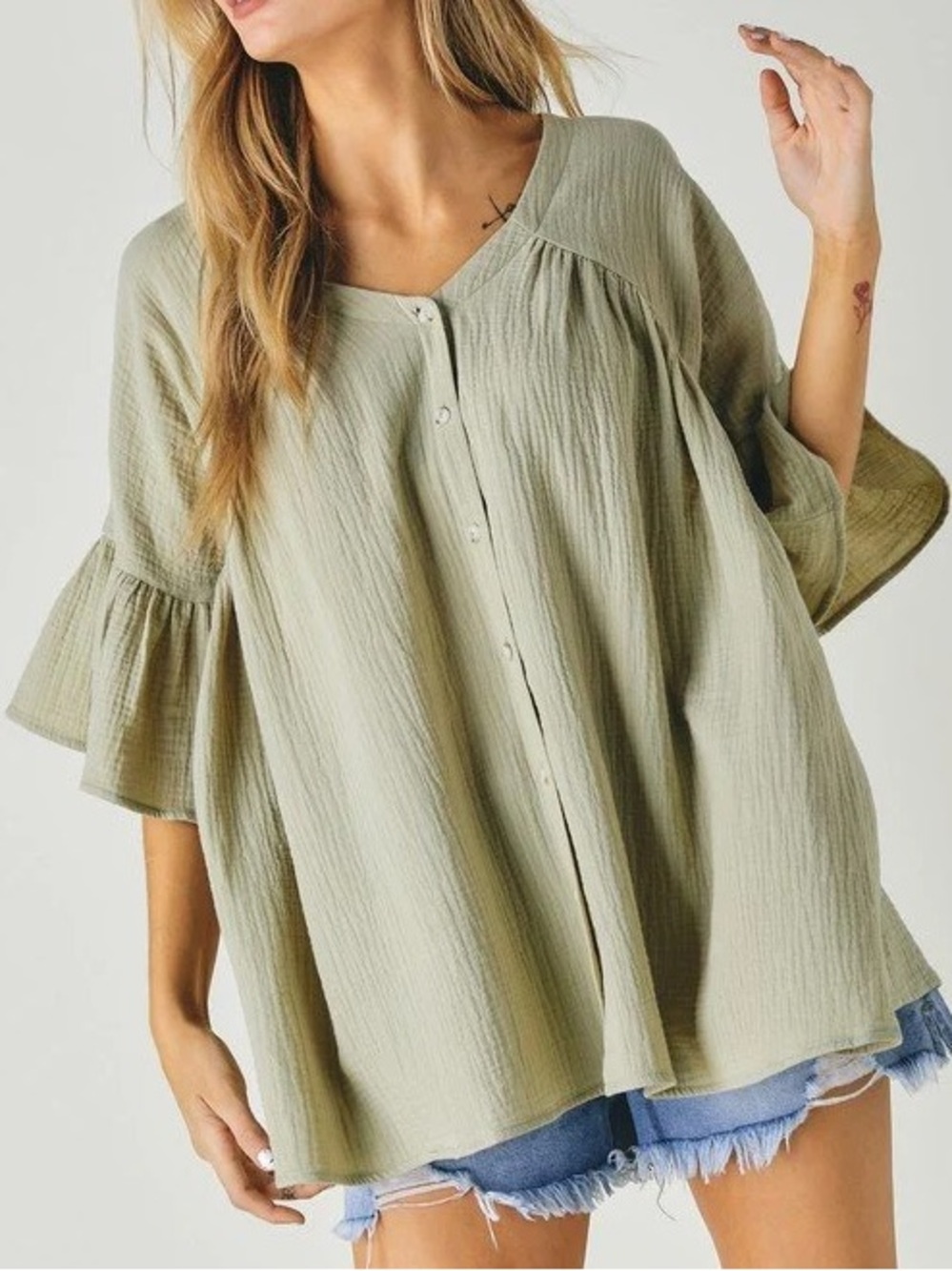 DAVI & DANI Solid V Button-Front Ruffle Sleeve Women's Top